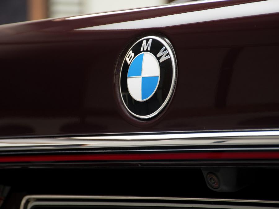 Логотип BMW 750Li xDrive (G12) 2020 года  (UAE) (фото 4 из 28)